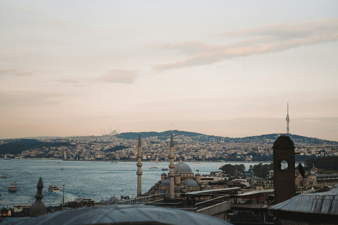 Hero bölümünün arkasında İstanbul silueti: camiler ve Boğaz manzarası